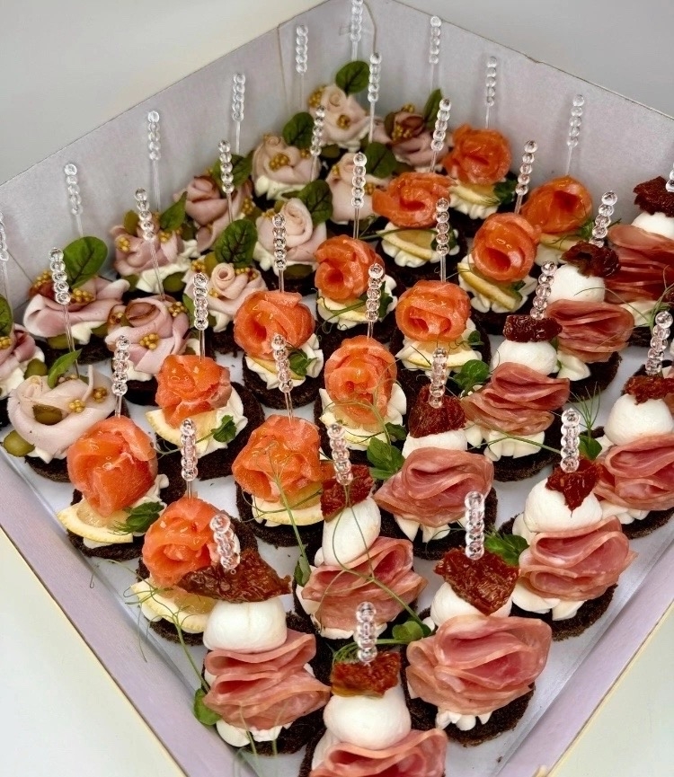 Бокс с закусками на шпажках