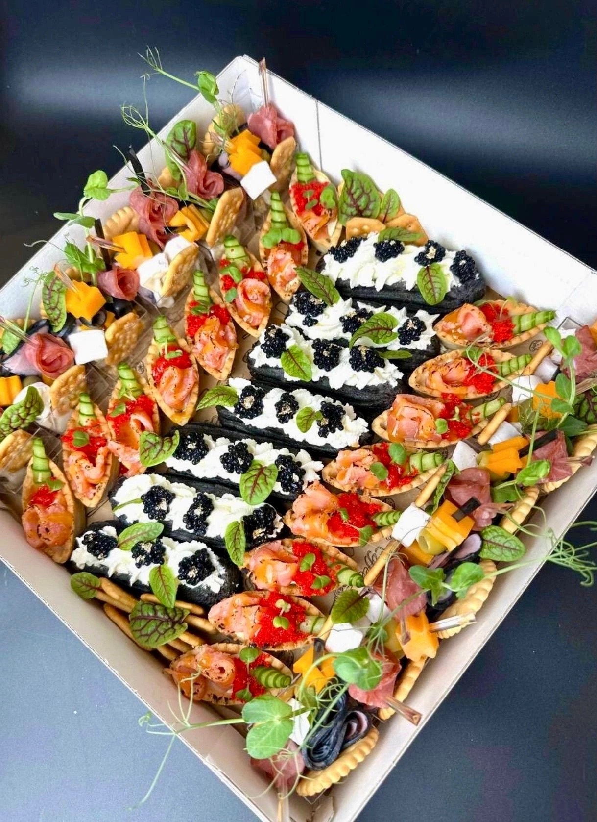 Бокс «Царский» с праздничными закусками